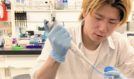 辻 諒介さん(ヒューマニクス2年生)が2024年度リカケンホールディングス株式会社　若手研究者支援助成（25万円）を獲得しました。
