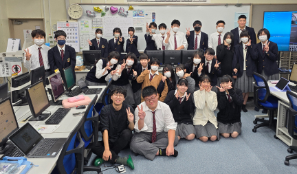 滝波 俊平さん(ヒューマニクス4年生)が「情報専門家」として、岩瀬高等学校で授業を行いました。